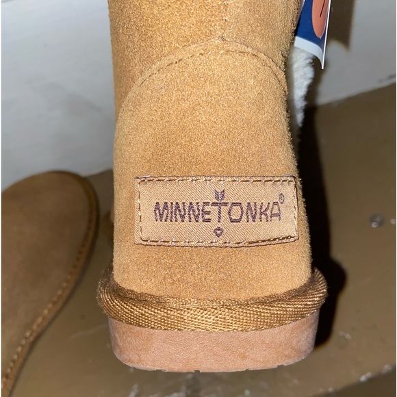 NIB Minnetonka Suede Faux Fur Shearling Trim Winter Boots Tan Suede 7 - Picture 2 of 4